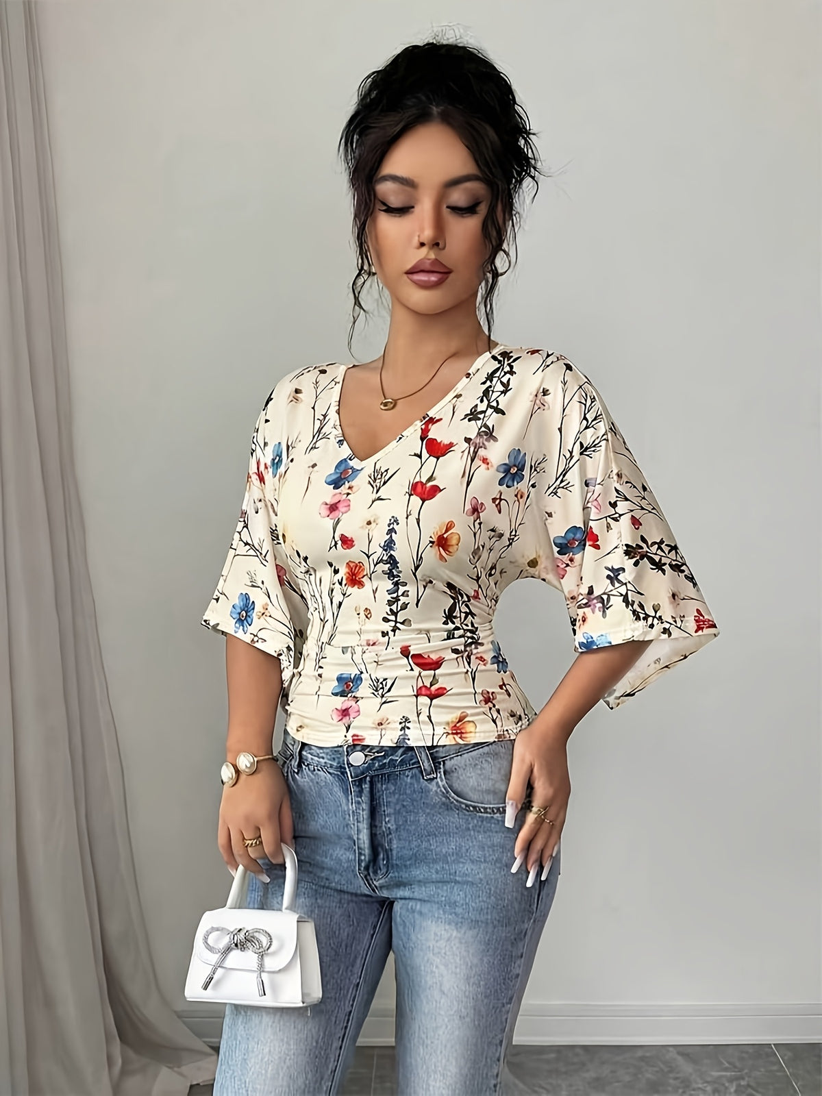 French-Style Romantic V-Neck Waist-Cinching Floral Print Top, Elegant Flared Mid-Sleeve Slim-Fit Versatile T-Shirt, Suitable for Dates, Parties, Gatherings, and Commuting