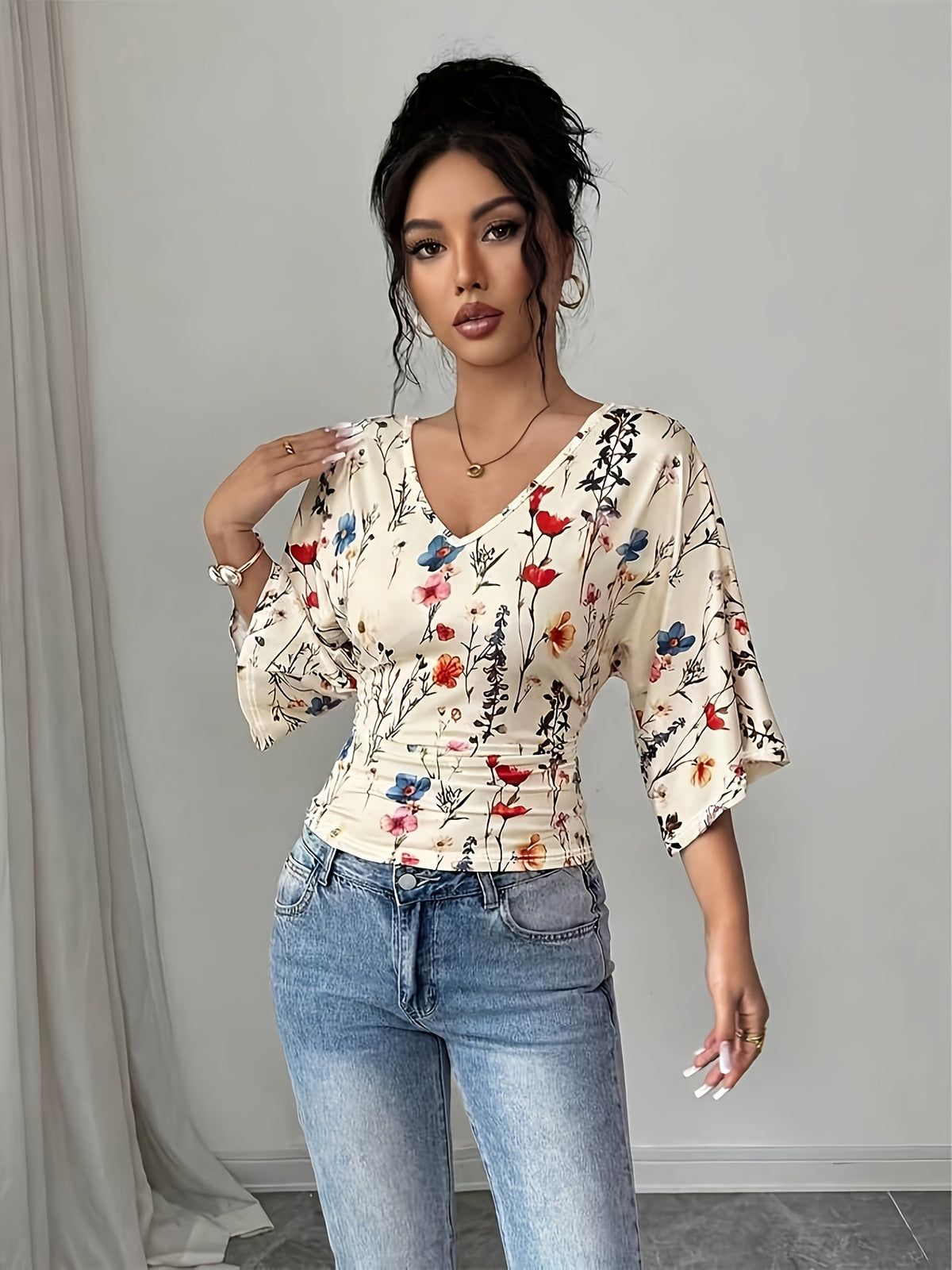 French-Style Romantic V-Neck Waist-Cinching Floral Print Top, Elegant Flared Mid-Sleeve Slim-Fit Versatile T-Shirt, Suitable for Dates, Parties, Gatherings, and Commuting